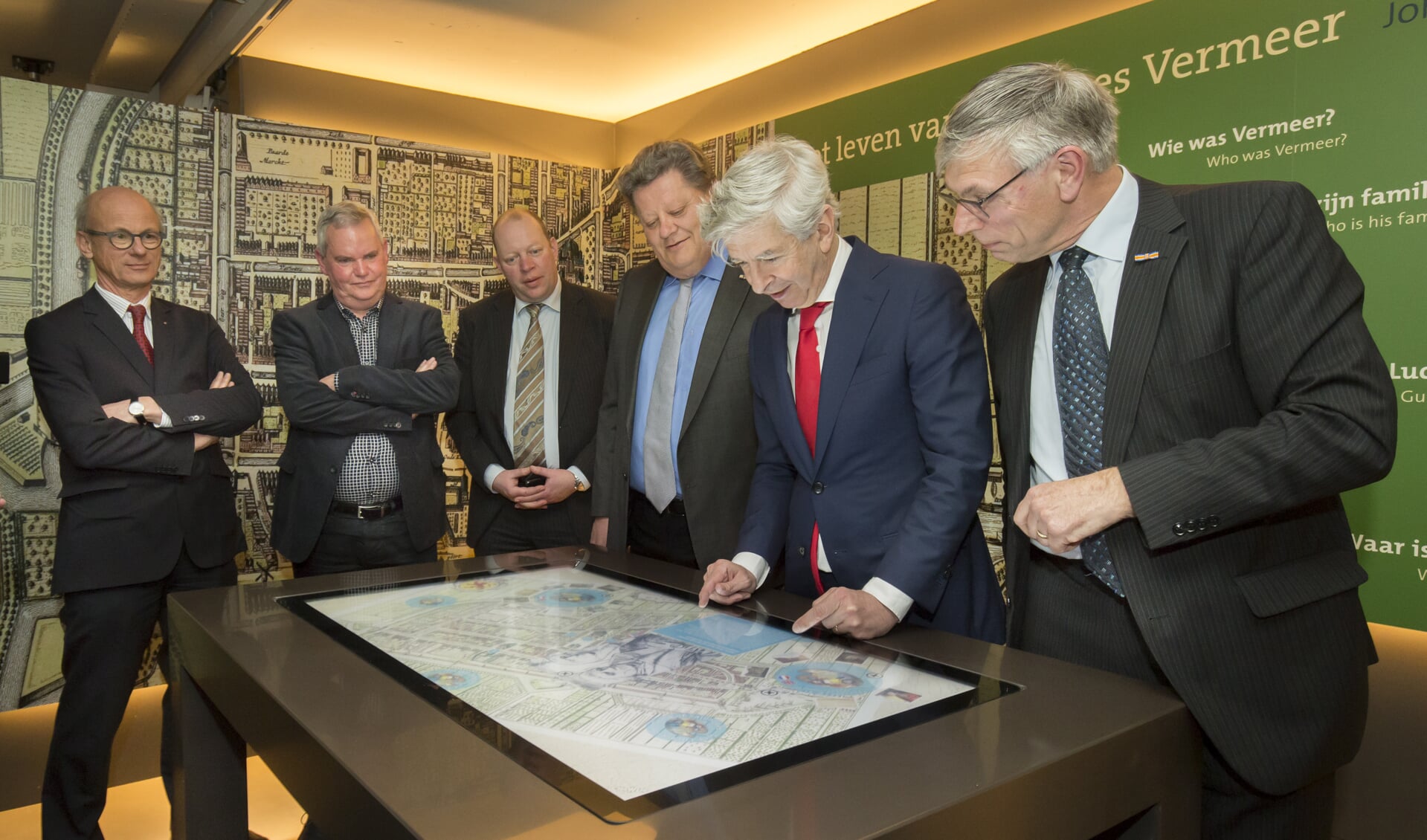Christiaan Baljé, Herman Weyers, Ronald Plasterk en Wim van Leeuwen bekijken de nieuwe multitouch-tafel. (foto: Thijs Tuurenhout)