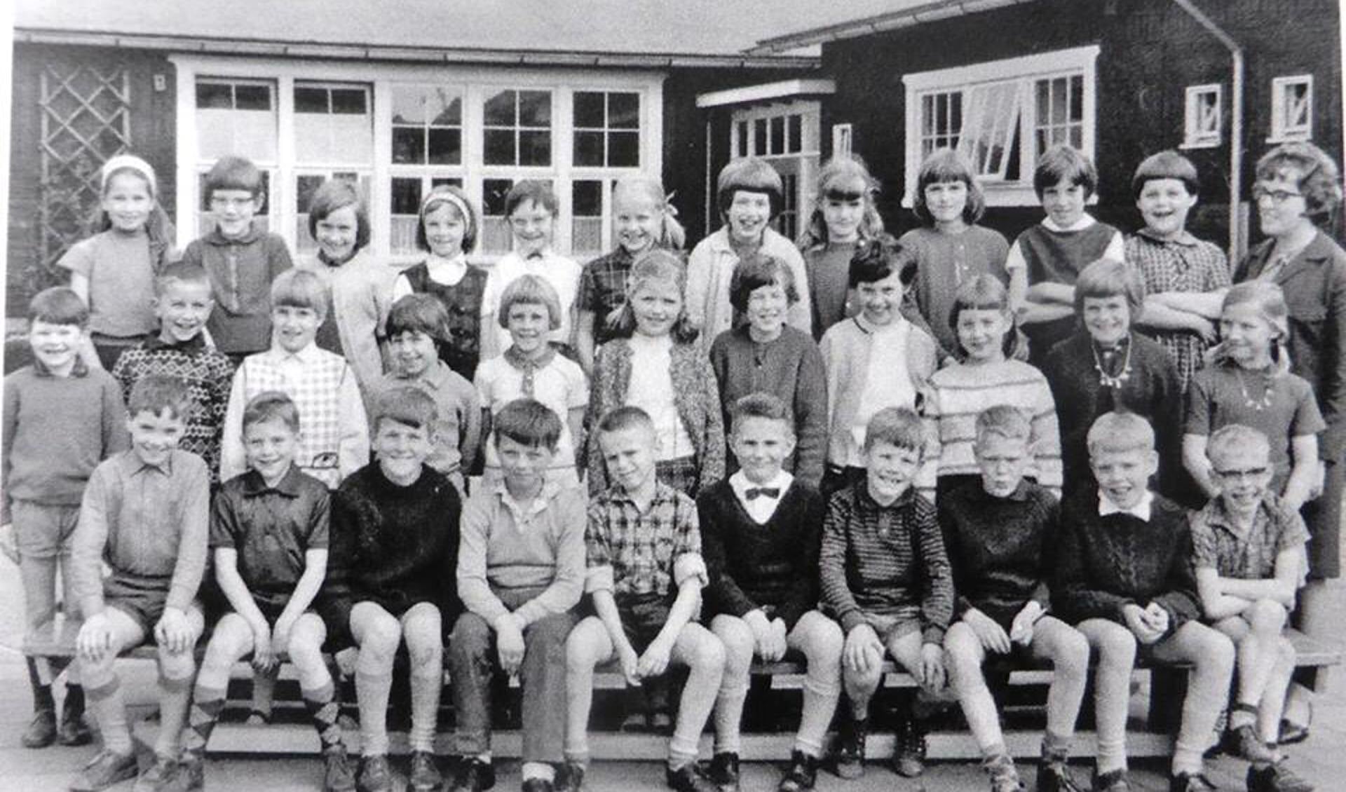 Leerlingen van de Mariaschool in de tijd dat de broeken nog kort en scholen van hout waren. 