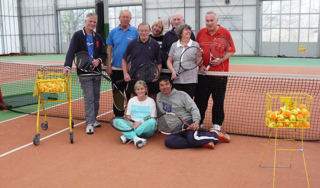 Koos Heiligers (links) met een aantal leden van de maandagochtendgroep. Rechtsonder tennisleraar Frans.  