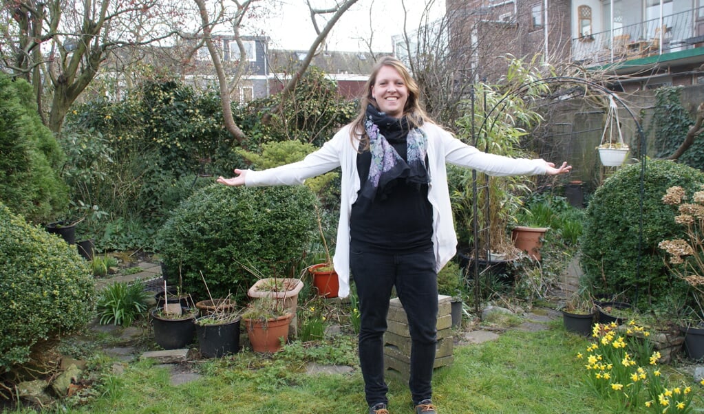 Samantha Kilkens, trots op de Olofstuin. De 'extra' tuin achter haar huis.