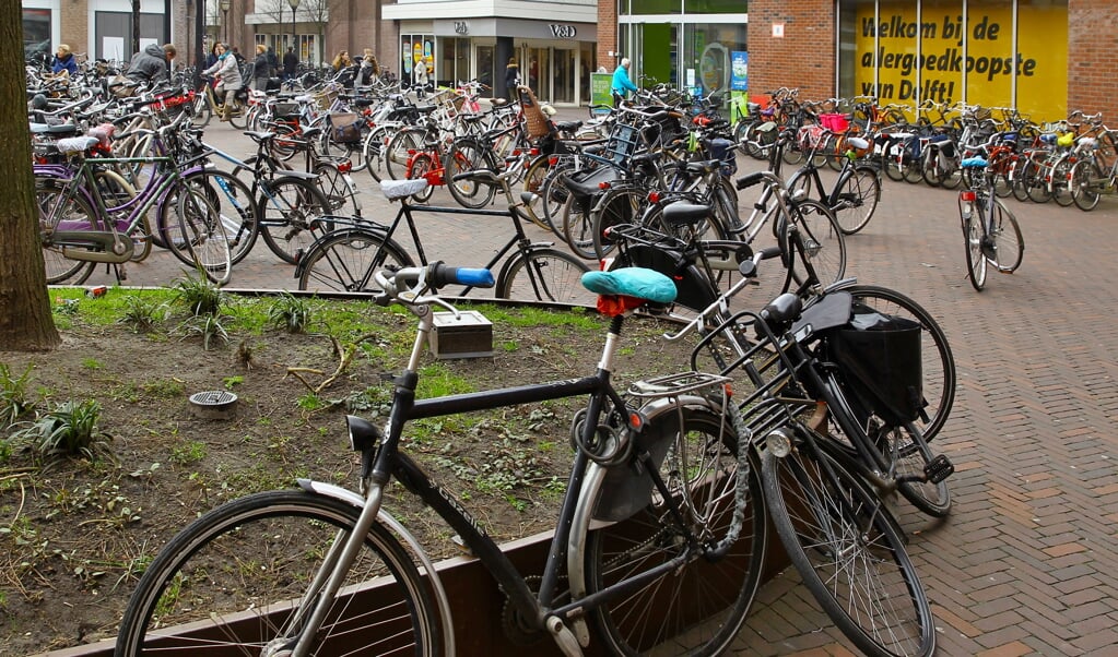 Fietsen liggen in Delft soms letterlijk voor het oprapen. Vorig jaar werd hier zeker in et geval van elektrische fietsen dankbaar gebruik van gemaakt. (foto: Koos Bommelé) 