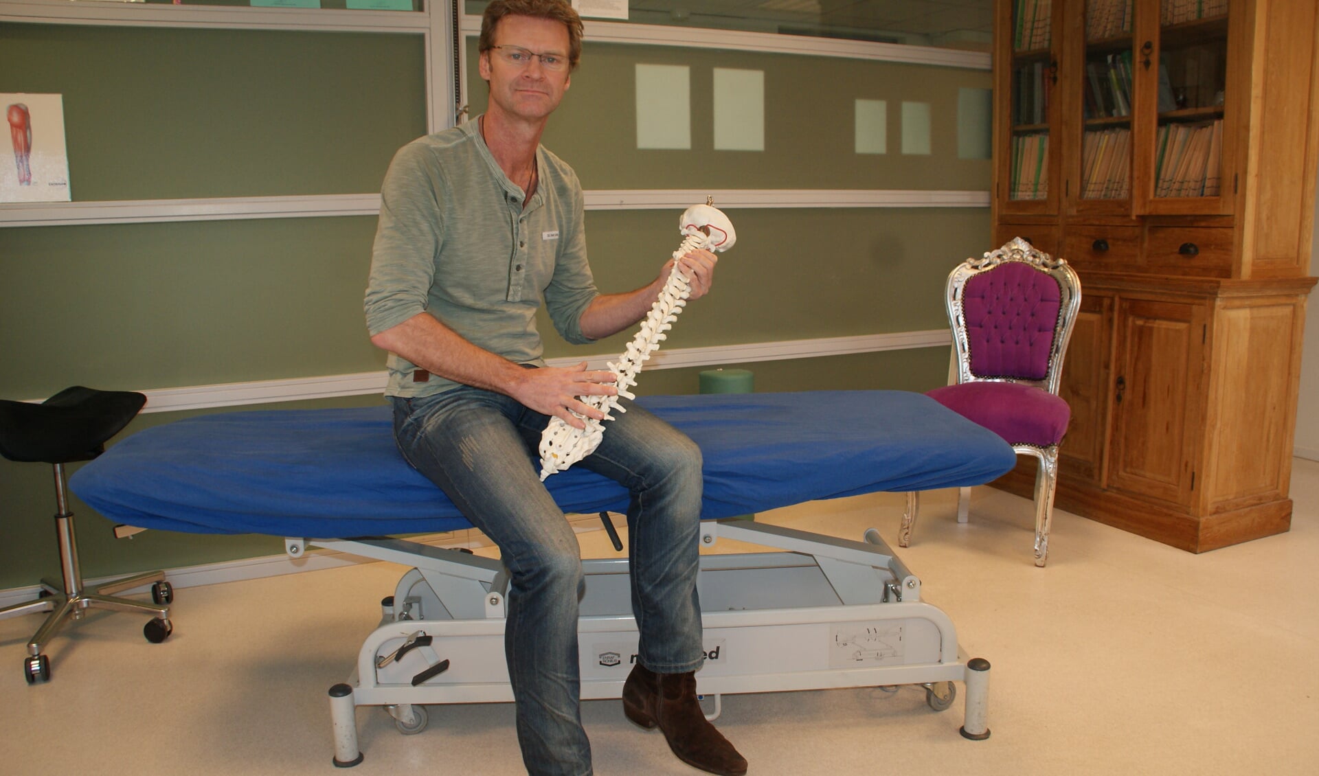 Osteopaat Peter Rekveldt in zijn praktijkruimte in Medisch Centrum Delft.