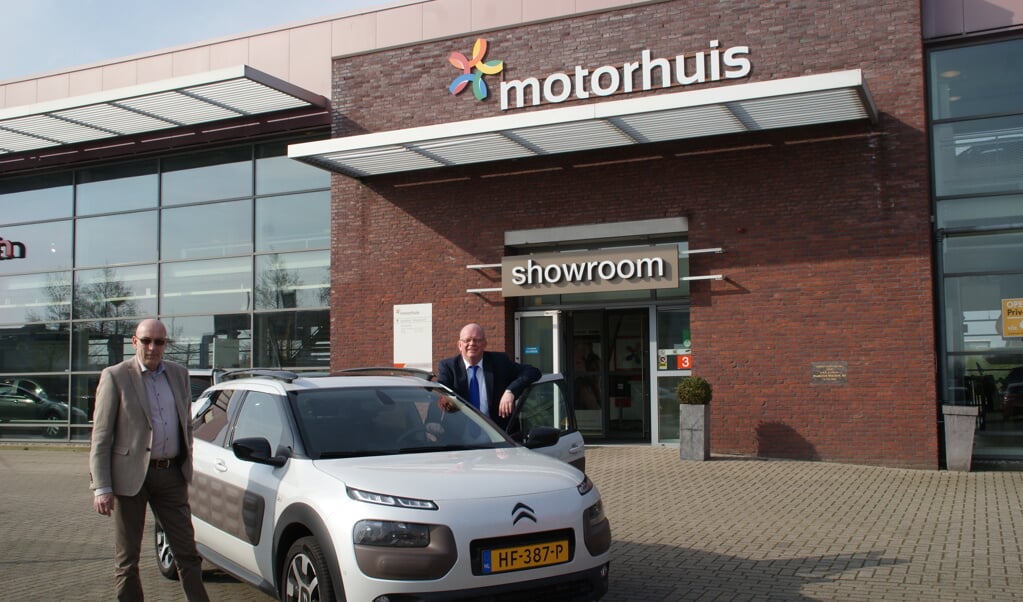 De verkoopadviseurs Peter Overmeire en Ben van Holsteijn bij de Citroën C4 Cactus.