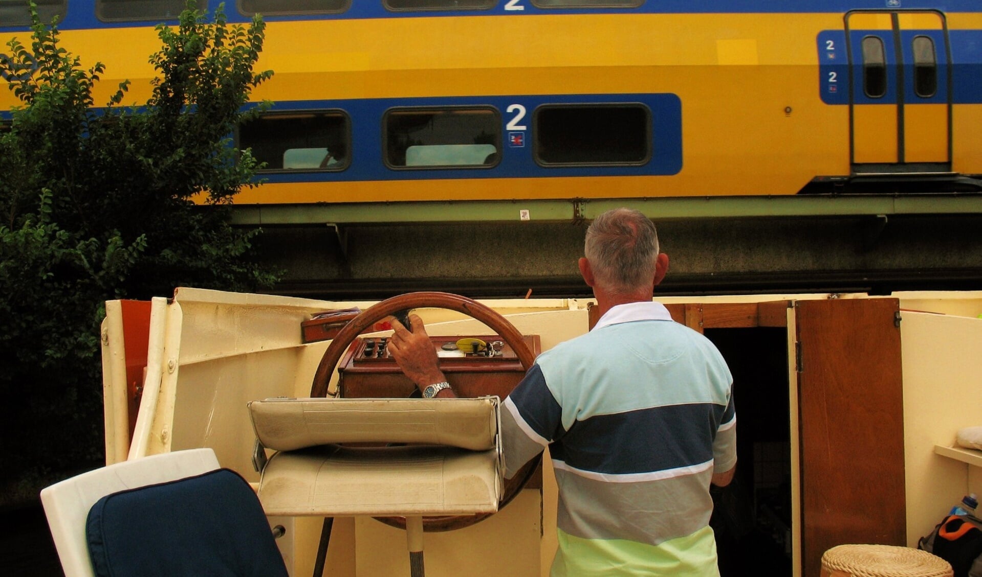 Aad van Zeijl passeert met neergeklapte kajuit de huidige spoorbrug bij het Haantje.