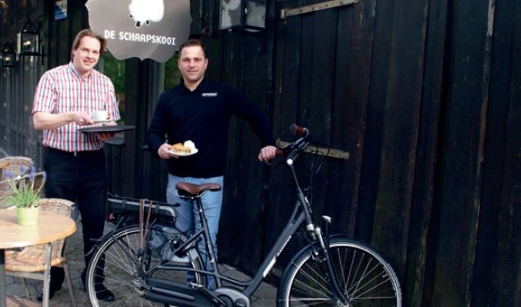 Arthur Wijtman van Bike Totaal Wijtman zorgt 16 en 17 april voor de elektrische fietsen, Andy van Leeuwe (links) van De Schaapskooi voor koffie met gebak. (foto: Telstar)