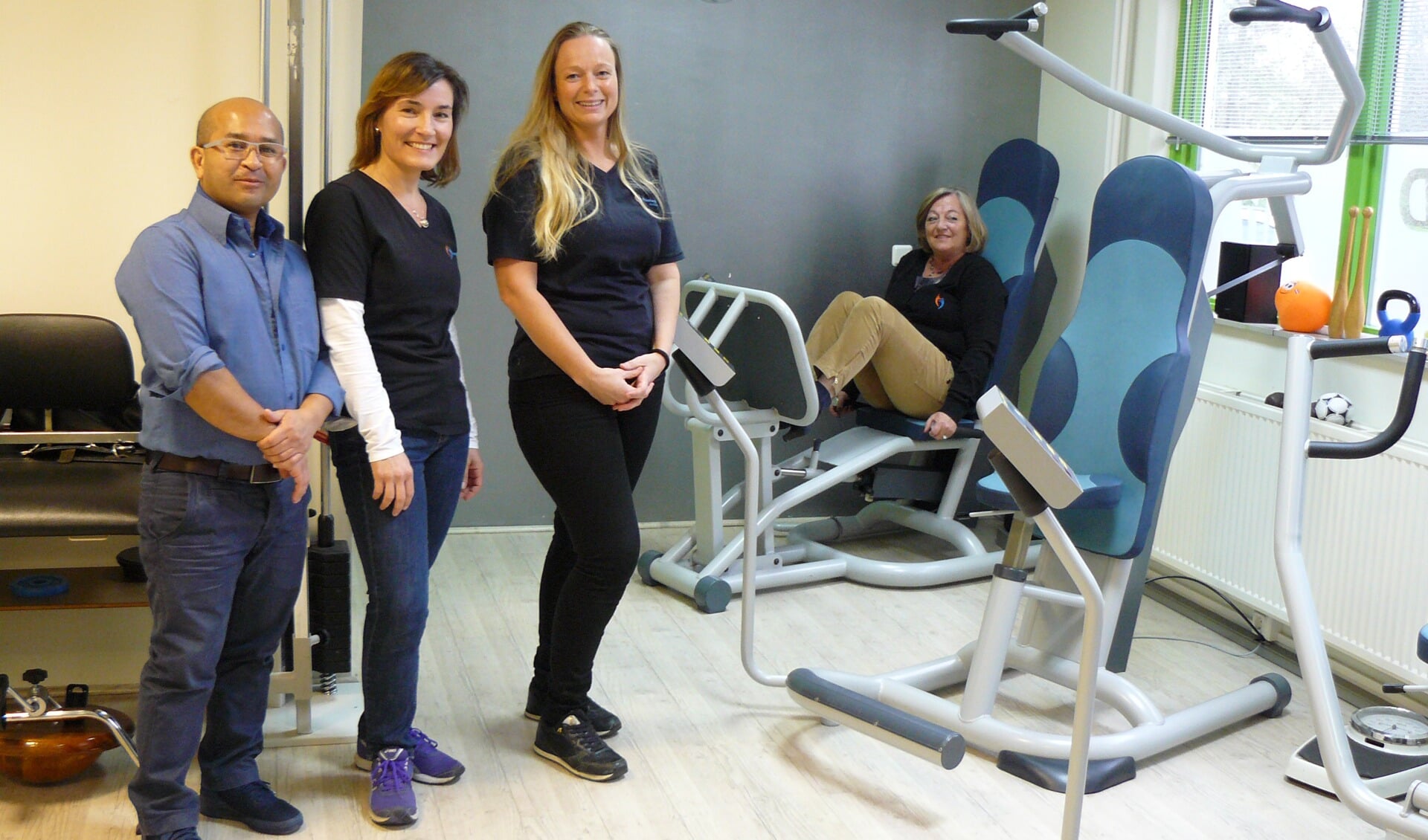 Fysiotherapeuten Gerald van Vollevelde, Carmen Urago en Tessa van Ommen. Op de achtergrond assistente Elly van Puffelen.