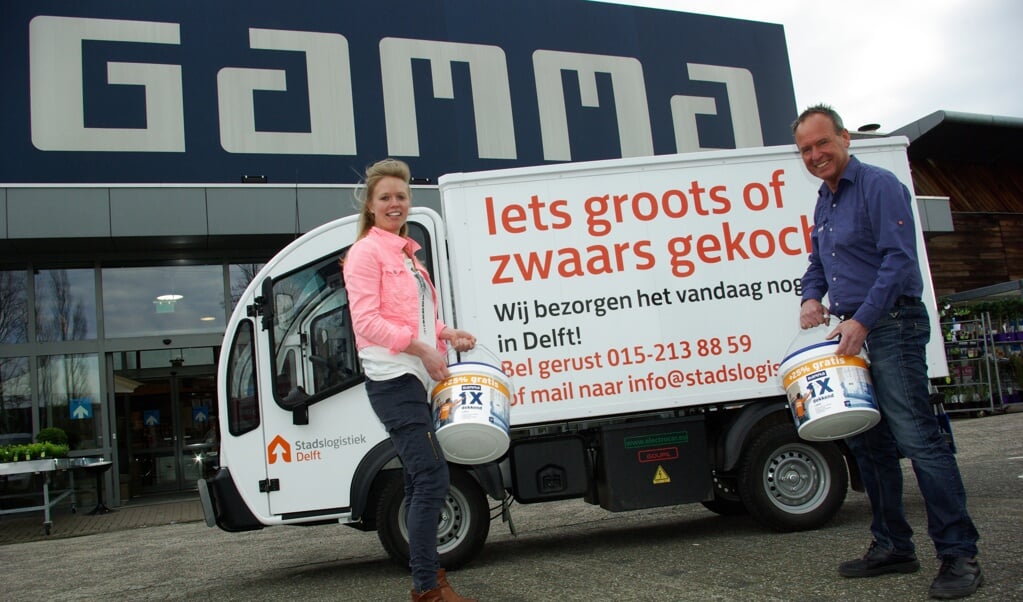 Vivienne van Rees Vellinga van Stadslogistiek en John van Beek van Gamma Delft: ‘Het vervoeren van een emmer verf is voortaan voor niemand nog een probleem.’