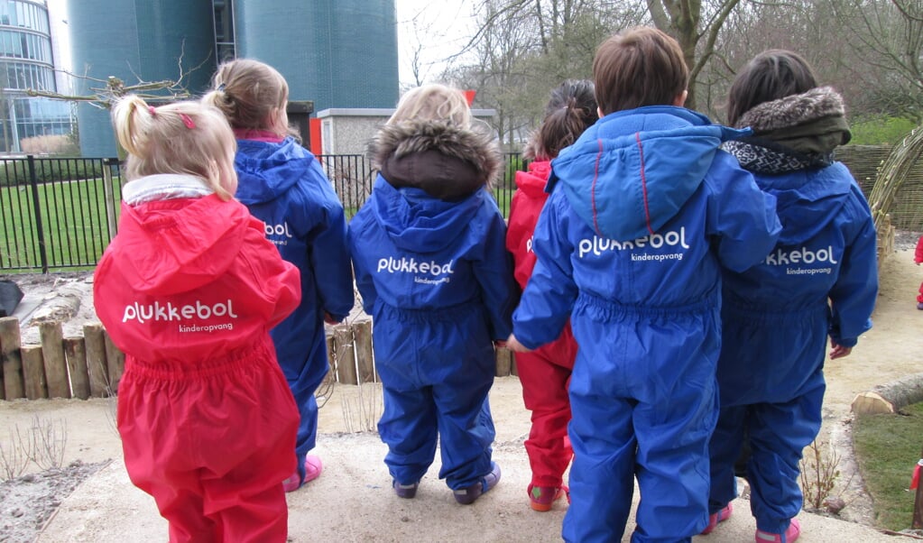 De kinderen die de Plukkebolboom gaan planten in Schoemaker Plantage.