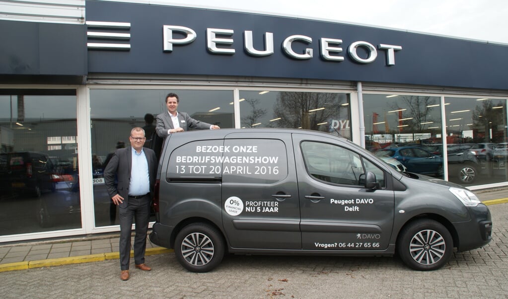 Manager Bedrijfswagens Roland Jacobs (links) en 'een treetje hoger' Robin van der Bol, Salesmanager van Peugeot DAVO Delft.