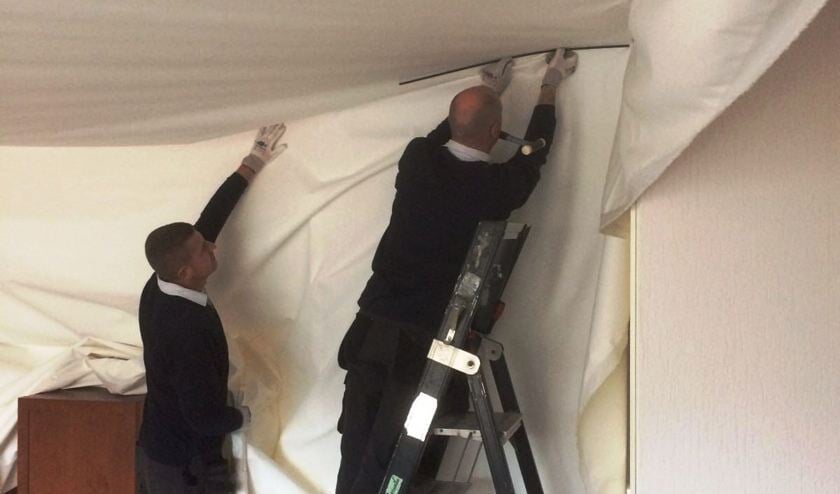 De medewerkers van Plameco plaatsen in slechts één dag een kwaliteitsplafond.