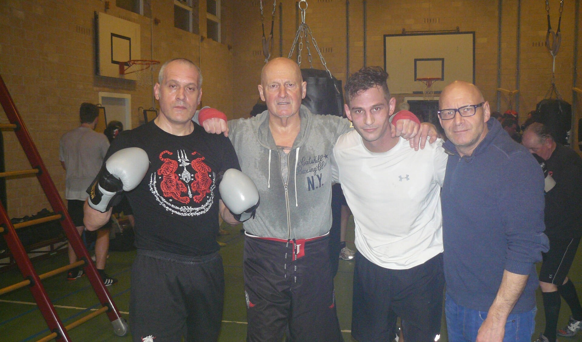 Joery Bouter (tweede van rechts) met zijn trainers Aldo Fulgheri en Gerard van Os en ringcoach John van Brussel. (foto: Dennis van den Berg)