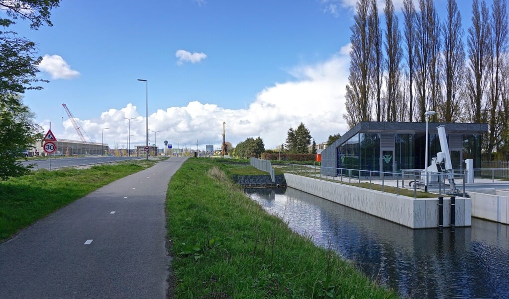 Op kosten van Delft heeft het hoogheemraadschap Delfland langs de Prinses Beatrixlaan een nieuw gemaal gebouwd om bij ‘Gist’ opgepompt grondwater naar zee af te voeren. (foto: Henk de Kat)