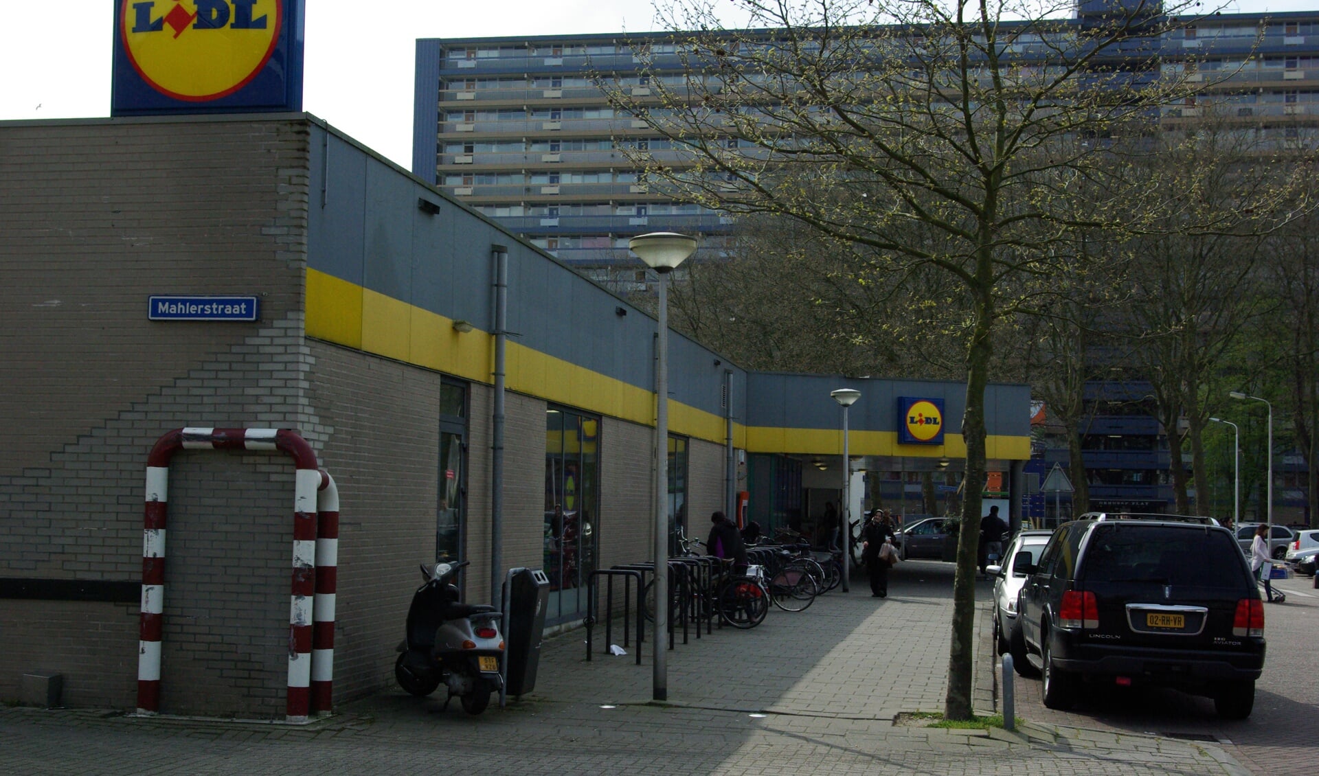 Het winkelcentrum aan de Griegstraat is de favoriete hangplek van jeugd uit Buitenhof, waar het vooral in de avonduren onrustig kan zijn. Menigeen pleit nu voor cameratoezicht. 