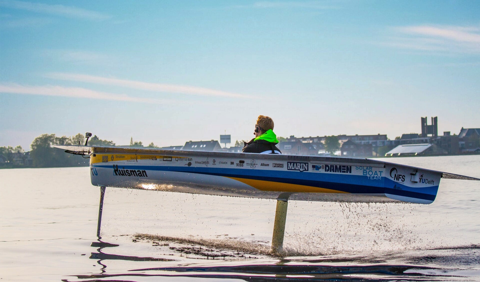 De Delftse Solar Boat heeft dankzij een bijzonder ontwerp een zeer geringe waterweerstand. 