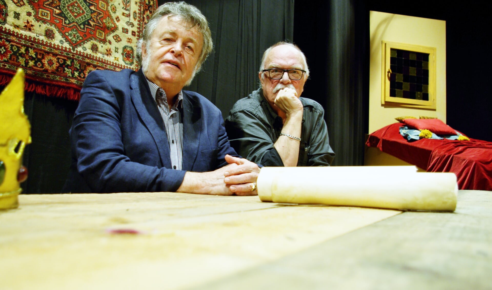 Rob Linthorst en Wim J. Smit aan de lange tafel waarin het stuk zich grotendeels afspeelt. (foto: Jesper Neeleman)