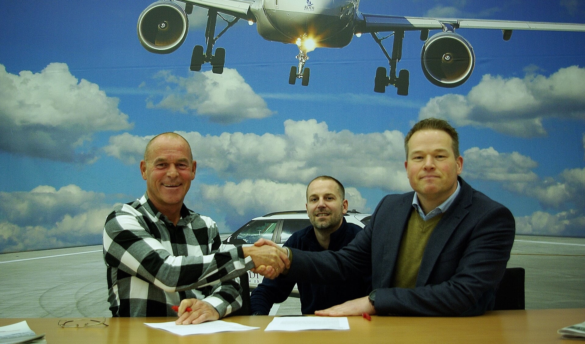 Bram Rontberg (links) en Peter Jonkers Both van RODI Media zh en Maurice van Stuivenberg van 3M (rechts) na het tekenen van het contract. 