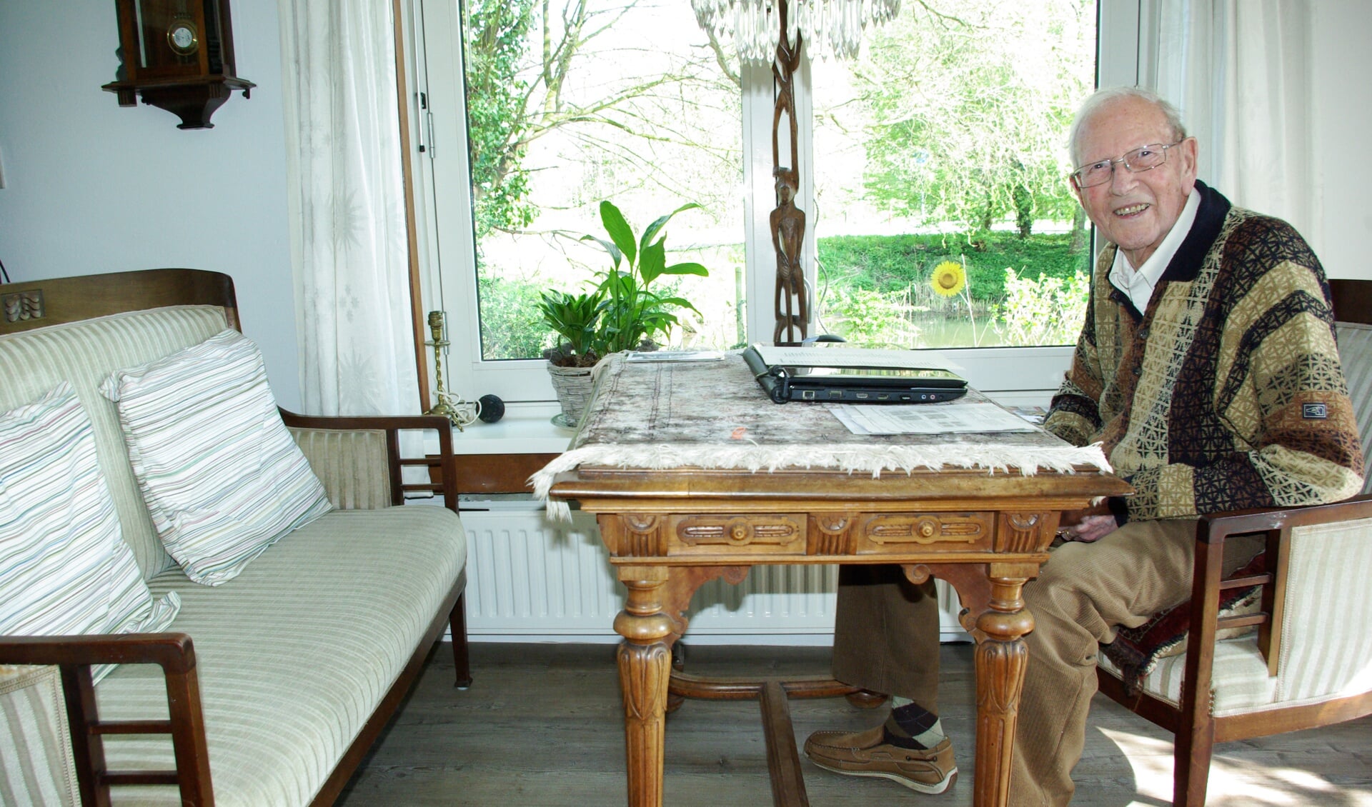 Jos van Leur aan de tafel bij hem thuis in de Bomenwijk, waar hij altijd uitgebreid sprak met de aanstaande bruidsparen. (foto: Jesper Neeleman)