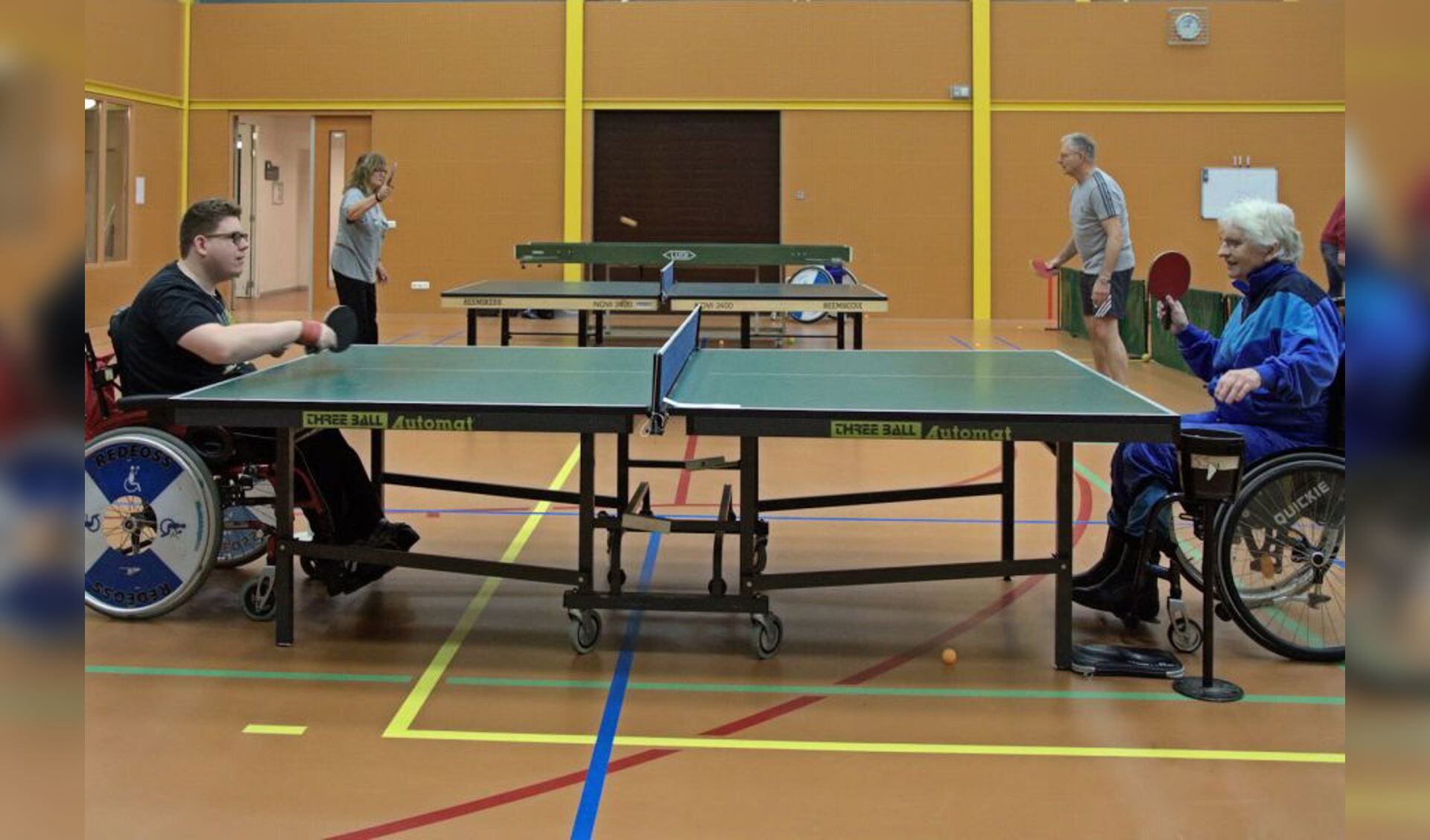 Bij Redeoss worden verschillende sporten beoefend, waaronder tafeltennis. 