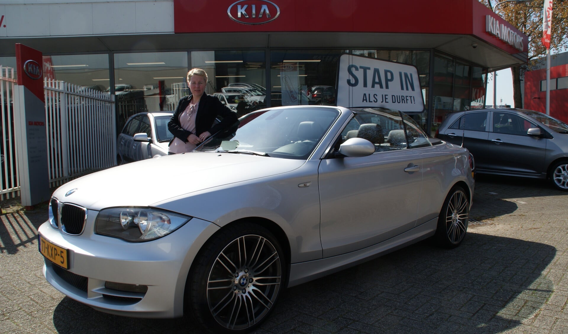 Verkoopadviseur Wendy van Wijngaarden bij een opzienbarende BMW-occasion.
