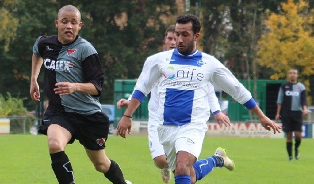 DSVP-speler Hozan Hussaini in actie, met een tegenstander in zijn rug.
