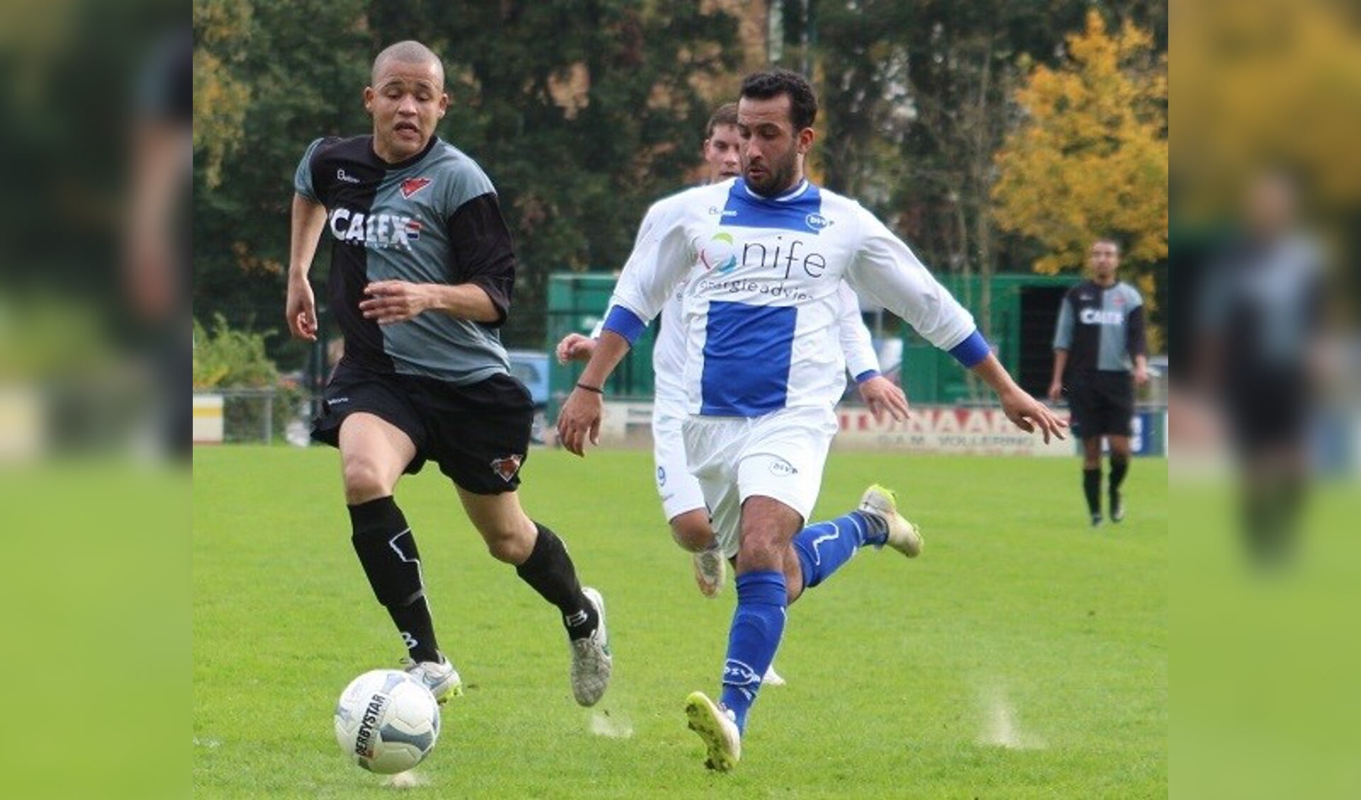 DSVP-speler Hozan Hussaini in actie, met een tegenstander in zijn rug.
