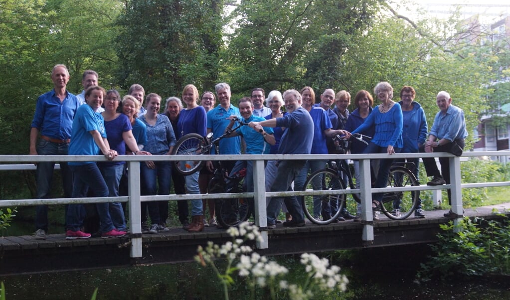 De koorleden en dirigent van kamerkoor Delft Blue, klaar voor hun tour door Delft.