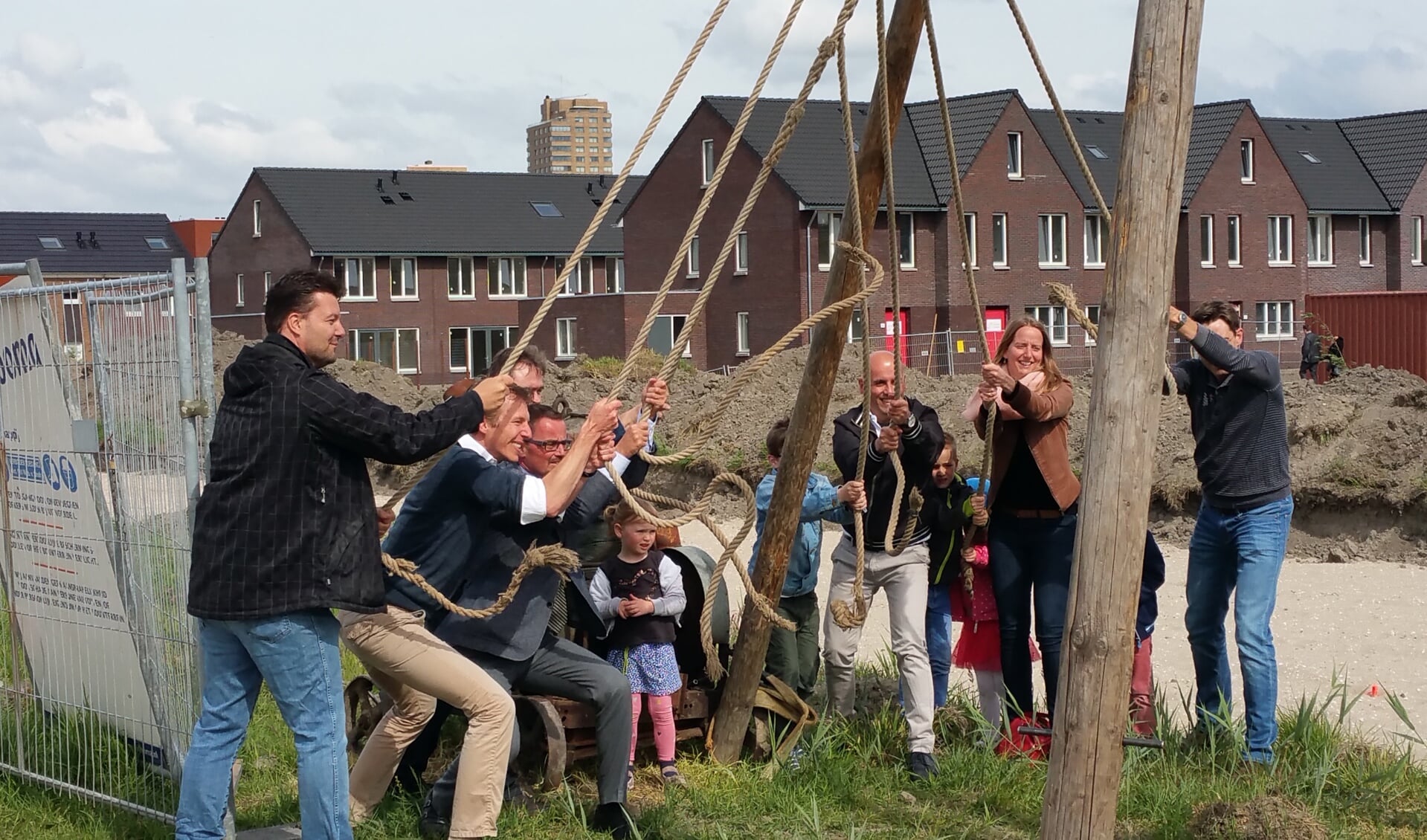 Met een oud-Hollandse heistelling sloegen toekomstig bewoners en de wethouder de eerste paal. 