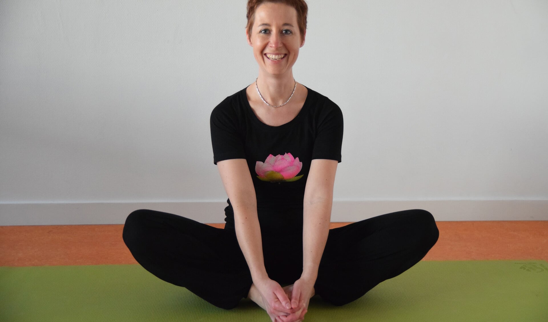 Irene Tepper in haar yogapraktijk in Rijswijk-Buiten, waar ze yoga aan allerlei groepen doceert. 