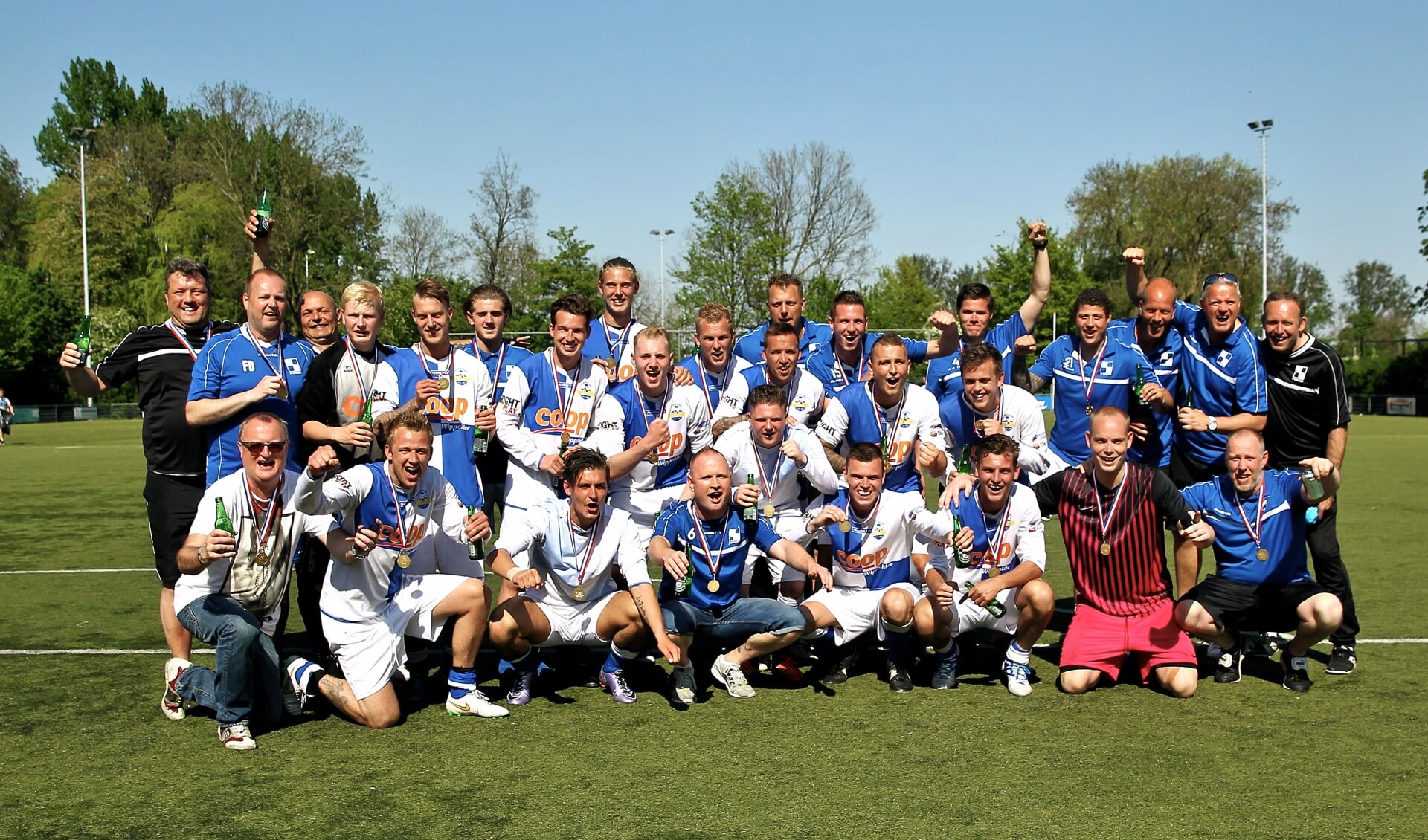 Grote blijdschap bij de spelers en begeleiding van SV Wippolder, kort nadat de titel een feit was en de KNVB-medailles konden worden uitgereikt. (foto: Koos Bommelé) 