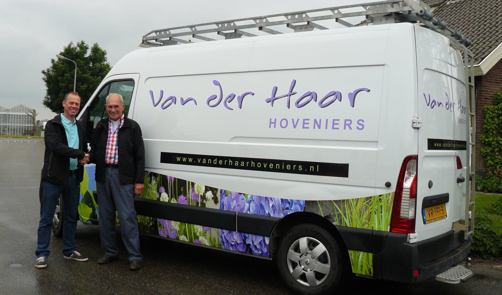 Zoon Ed en vader Jan van der Haar bij de door RODI bestickerde bedrijfsbus. 