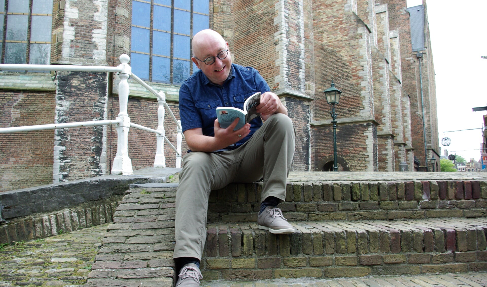 Marcel de Wit schreef vijftig columns over Delft. Bij Boekhandel De Omslag zal hij dit zaterdag 25 juni vanaf 16.30 uur signeren en eruit voorlezen. (foto: Jesper Neeleman)