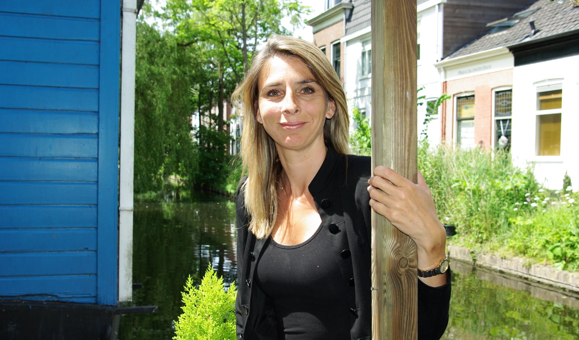 Linda Brom op het drijvende Delftse kantoor van ZorgMies. 
