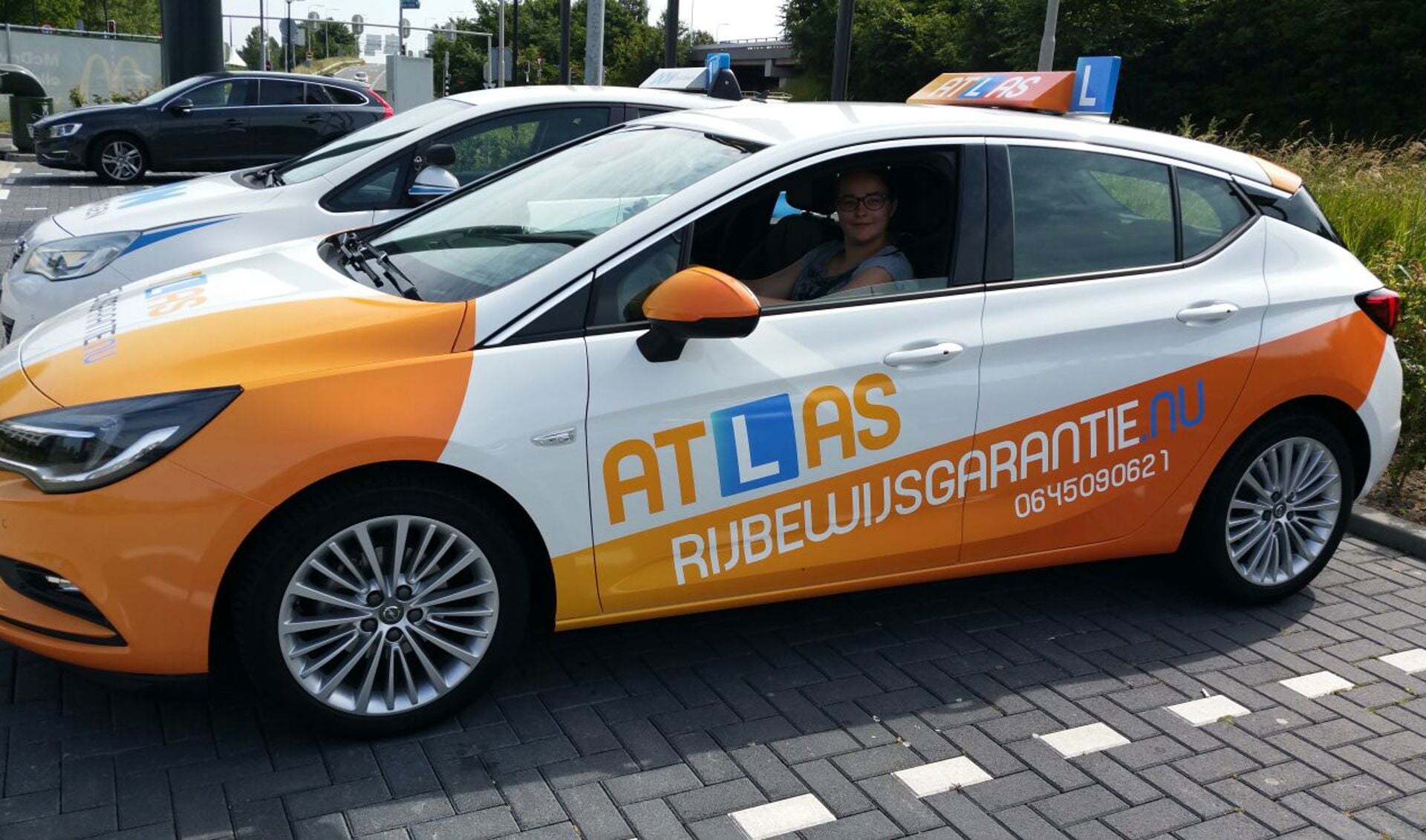De spiksplinternieuwe en door RODI beletterde Opel Astra-leswagen van Autorijschool Atlas. 