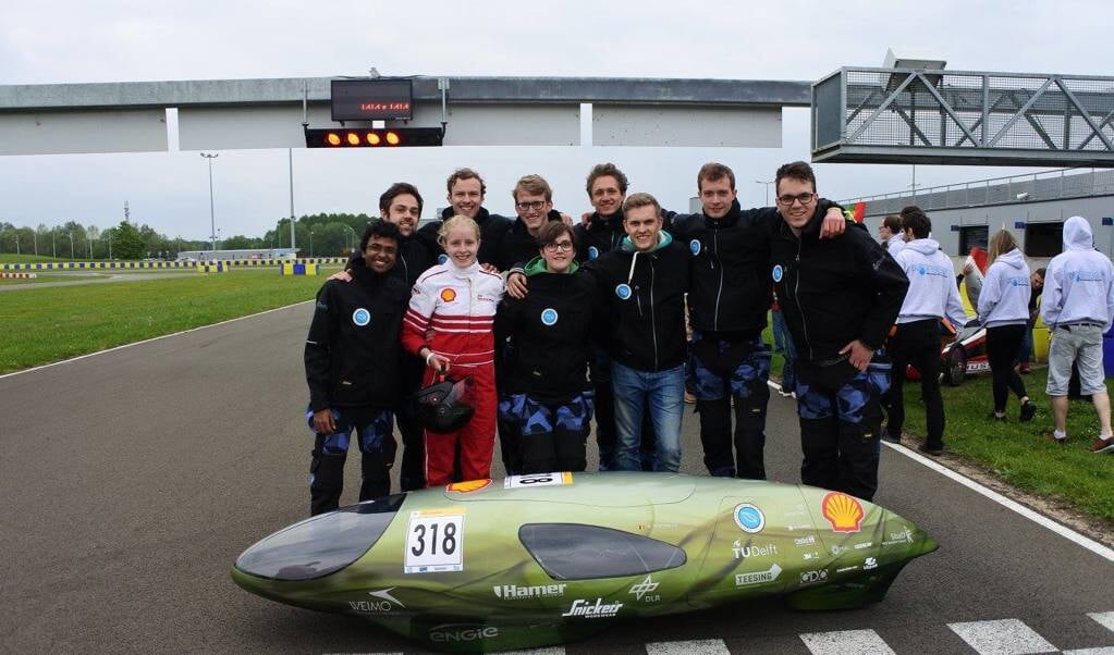 De studenten van het Eco-Runner Team Delft bij hun trots: een langzame maar zuinige raceauto. 