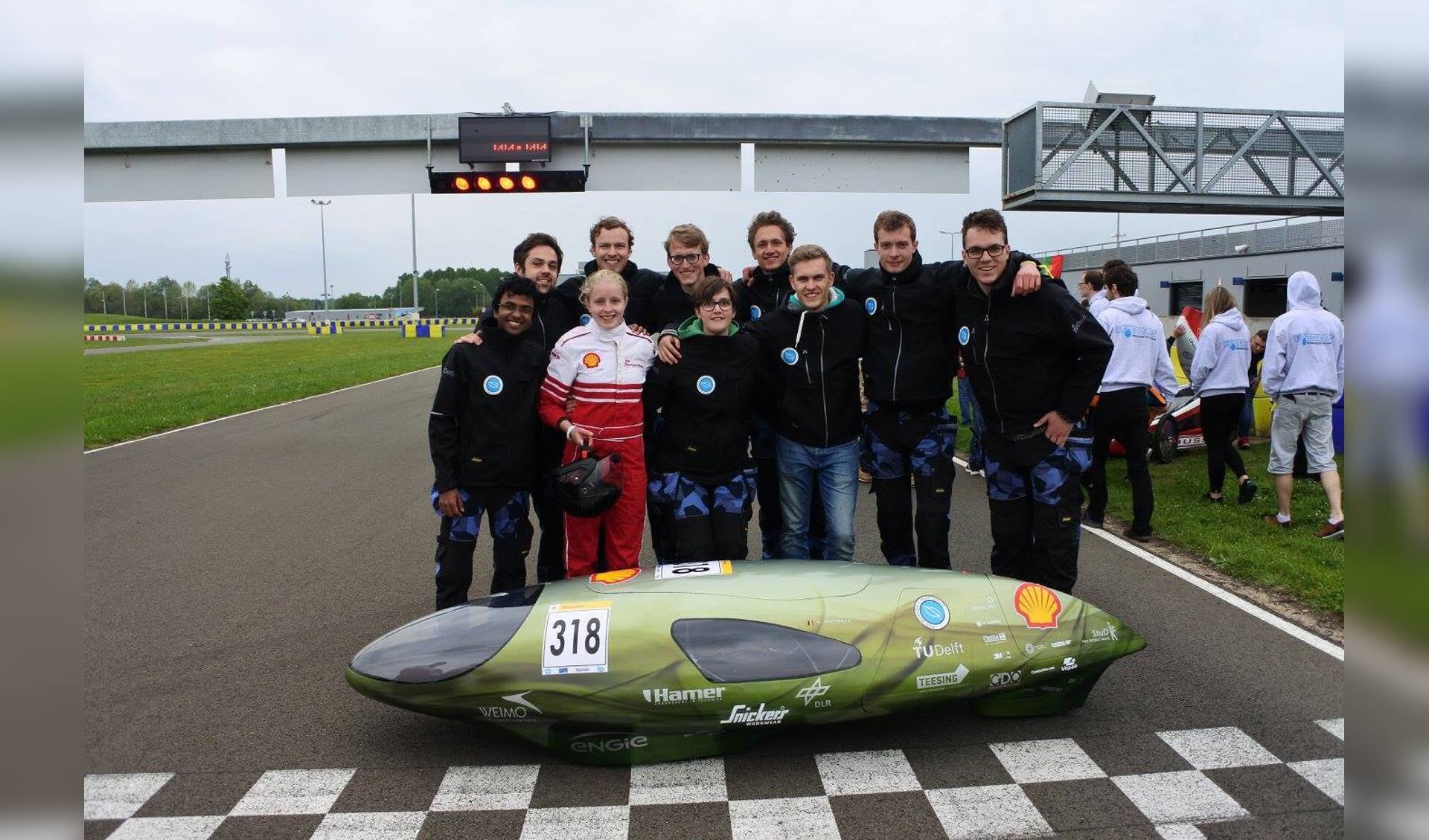 De studenten van het Eco-Runner Team Delft bij hun trots: een langzame maar zuinige raceauto. 