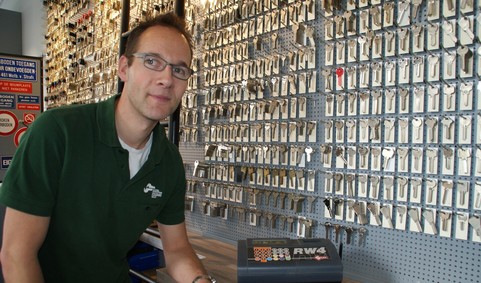 Jeroen van der Werf demonstreet de ID48, speciaal voor transpondersleutels van uiteenlopende automerken.