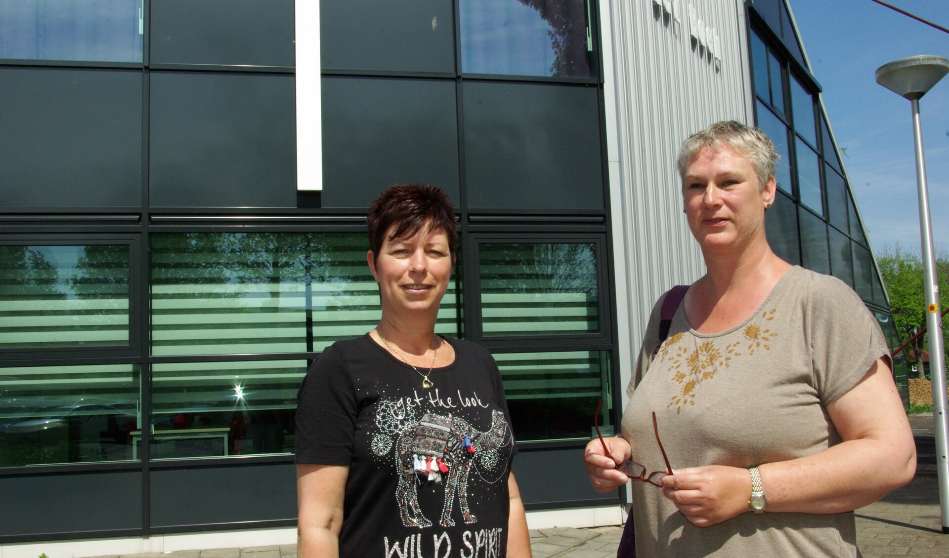 Anita van der Drift (rechts) en de nieuwe kok Sylvia de Wit, met achter hen kerkgebouw ‘het Boek’, waar de maaltijden plaatsvinden.  