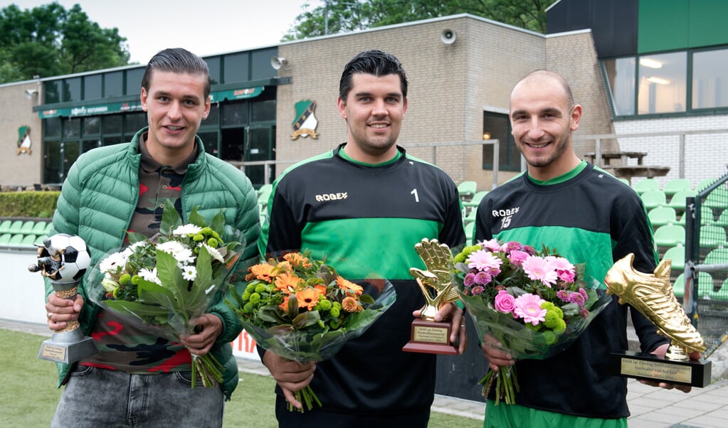 Wippolder-speler Mark Jongste, DHC-doelman Mark Smith en DHC-speler Serhat Köksal. (foto; Roel van Dorsten)