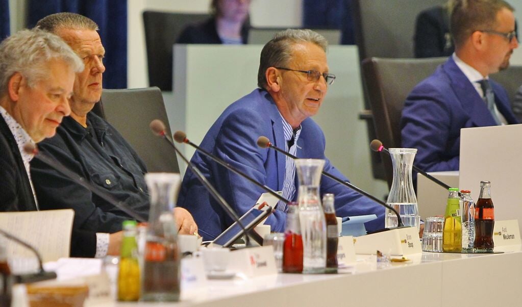 Aad Meuleman in actie tijdens een raadsvergadering. De fractievoorzitter van Stadsbelangen neemt geen genoegen met de antwoorden die hij kreeg op vragen over grondwaterclaims. 