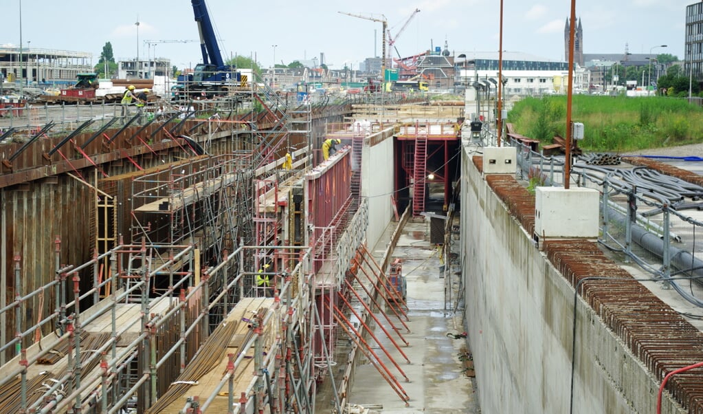 De bouw van de tweede tunnelbuis is nog in volle gang.