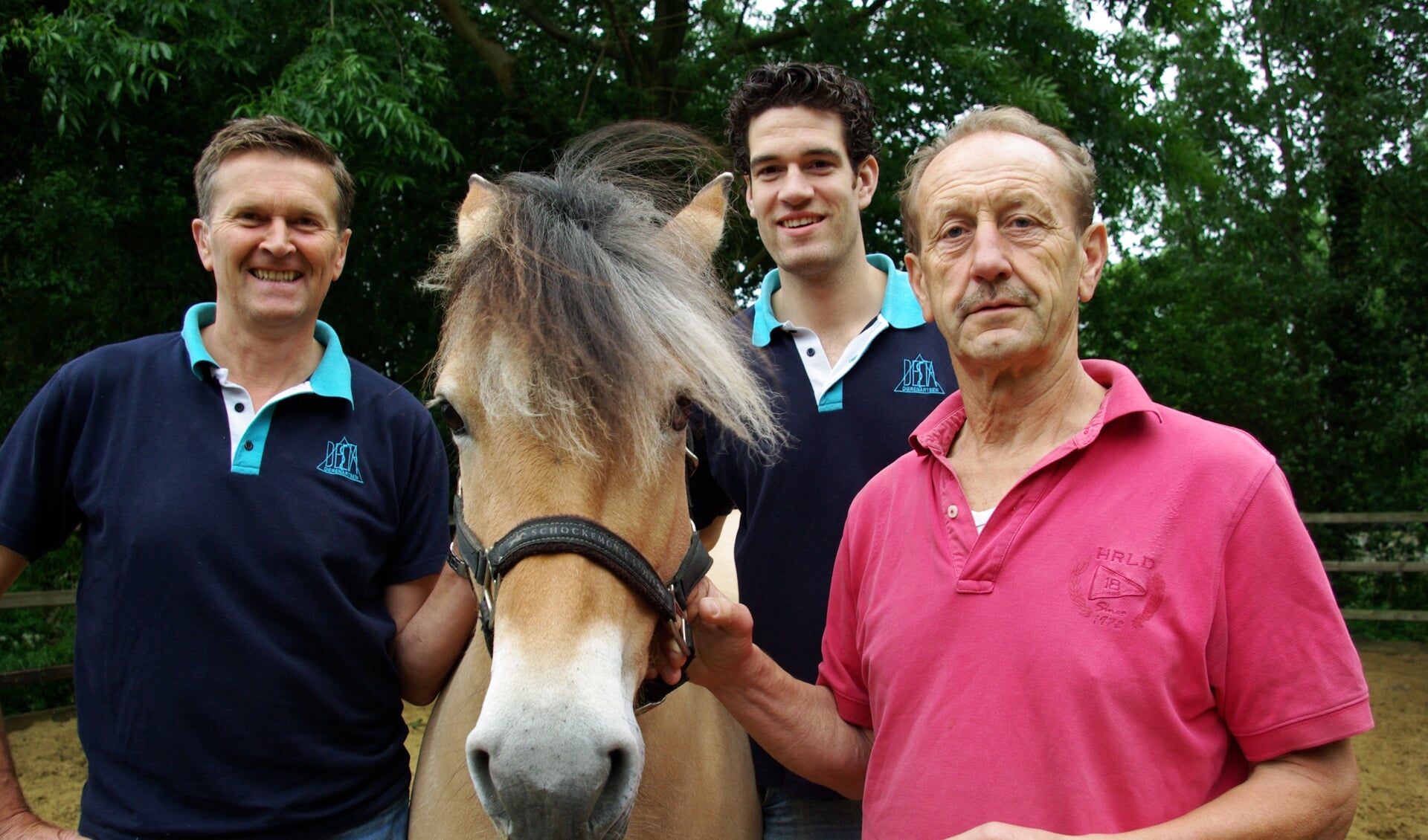 Wenno Wagenaar, een paard met een huidprobleem, Frank van Eijk en Henk van de Kamp (v.l.n.r.). 