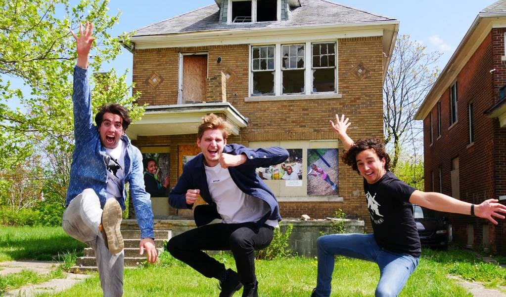 De drie Delftse studenten, voor hun gloednieuwe oude aanwinst: een vervallen woning in Detroit. 