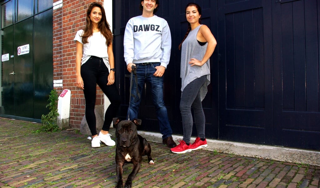 Melissa Mintodjo, Armand Muilenburg en Rosanne Bader waren afgelopen drug met hun hondenglossy Dawgz. 