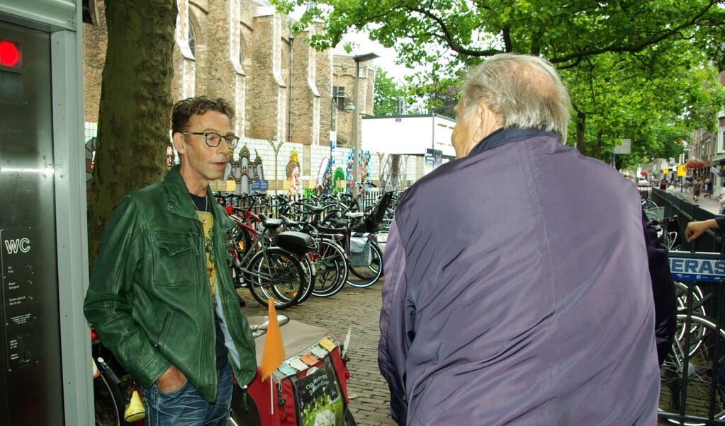 Ronald Kroon (links) legt een bezoeker van de fietsenstalling donderdagmorgen alvast uit dat hij deze vanaf zaterdag zal bewaken. (foto: Jesper Neeleman)