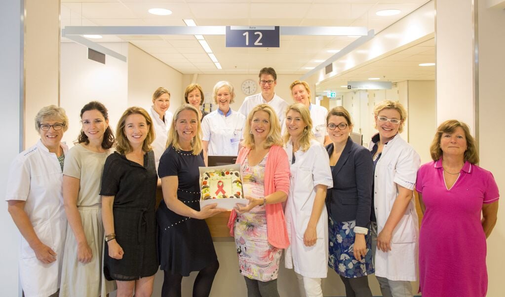 Directeur Carina Hilders (vierde van links, met taart) en het team mammapoli. (foto: Frank van der Burg)