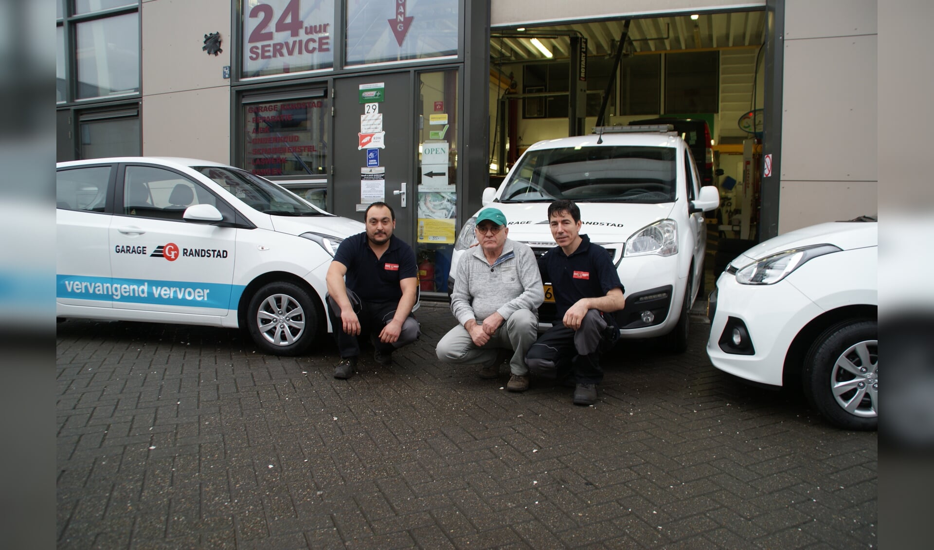 Een deel van het team van Garage Randstad, met in het midden eigenaar Adem links Mustafa en rechts Jean-Paul.
