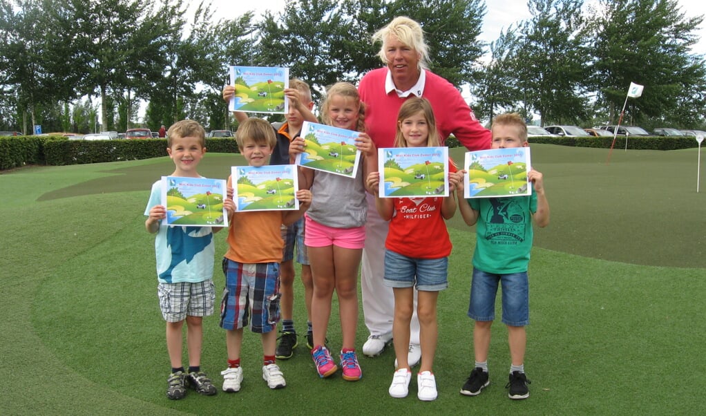 Trotse en enthousiaste kinderen, na afloop van de Mini Kids Club bij Golfbaan Delfland.
