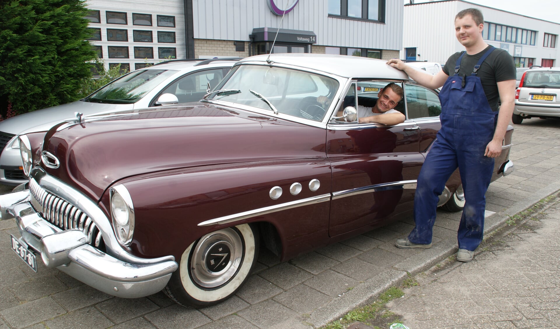 De Amerikaanse/Cubaanse oldtimer waar de monteurs van Delft Autoschade zo trots op zijn. Zittend achter het stuur Damien en staand naast de auto Colin.