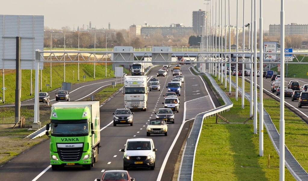 Zo'n 64.000 voertuigen maken dagelijks dankbaar gebruik van de A4 Delft-Schiedam. 