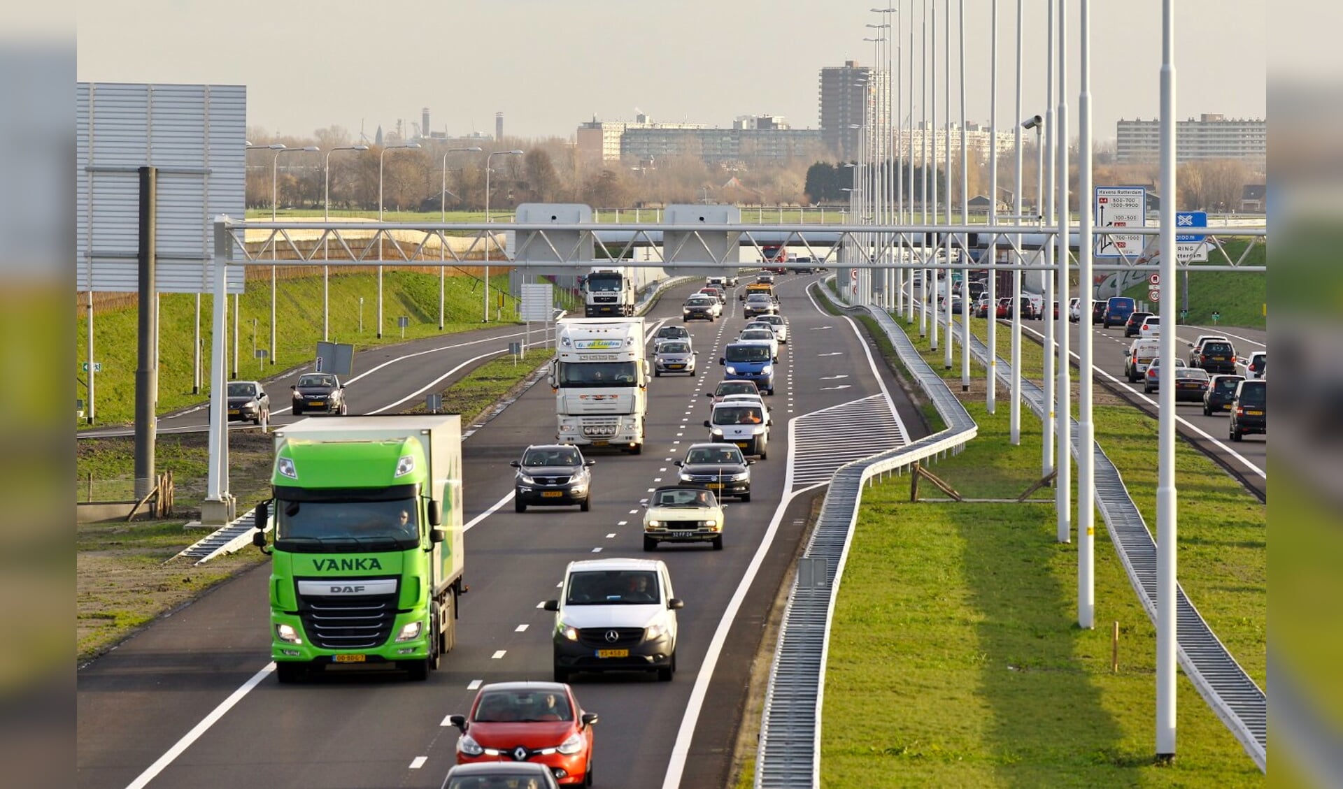 Zo'n 64.000 voertuigen maken dagelijks dankbaar gebruik van de A4 Delft-Schiedam. 